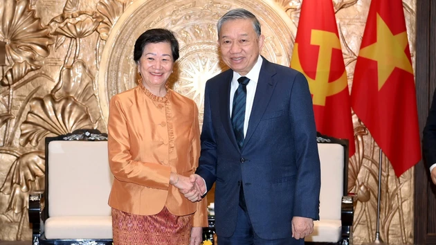 El secretario general del Partido Comunista de Vietnam, To Lam, y la embajadora saliente de Camboya, Chea Kimtha.