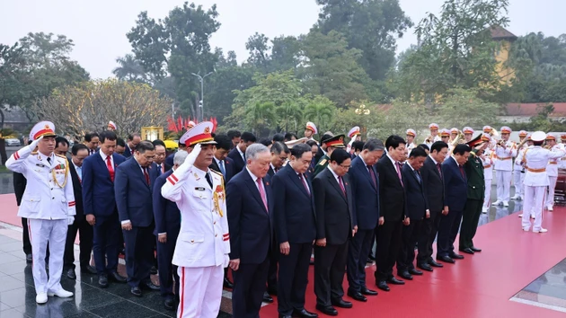 [Foto] Dirigentes del Partido y del Estado rinden homenaje a héroes caídos en defensa nacional