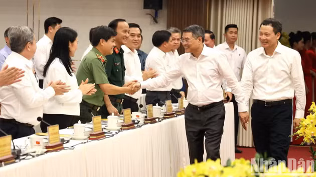 El primer ministro de Vietnam, Le Minh Hung, recibido por dirigentes de la ciudad de Dong Nai.