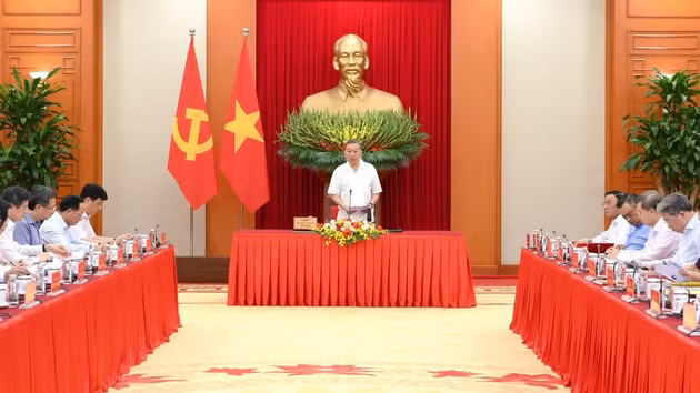 El secretario general del Partido Comunista y presidente de Vietnam, To Lam, dirige la reunión.