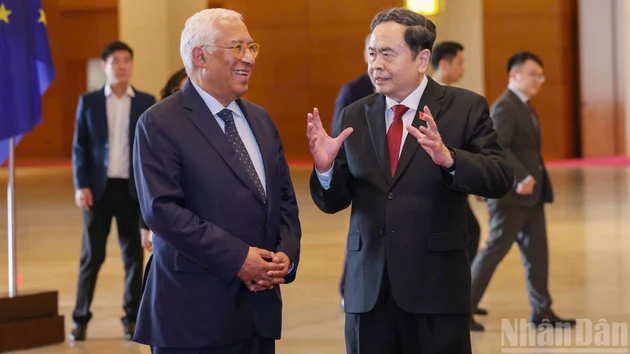 El presidente de la Asamblea Nacional de Vietnam, Tran Thanh Man, conversa con el presidente del Consejo Europeo, António Costa.