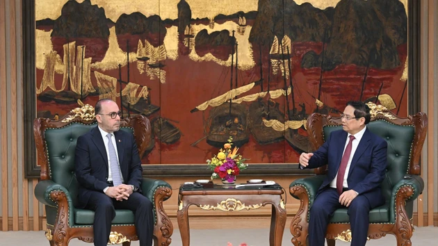 Escena de la reunión entre el primer ministro de Vietnam, Pham Minh Chinh, y el embajador de Catar en el país, Khalid Ali Abdullah Abel.