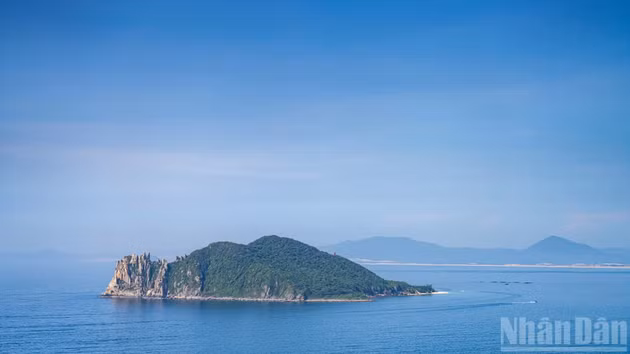 Además de la majestuosa montaña de Da Bia, el faro de Dai Lanh imponente bajo el alba y la histórica bahía de Vung Ho, Hon Nua es apreciada como una pieza clave del complejo paisajístico al pie del paso montañoso de Ca.