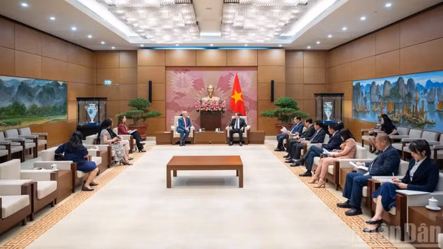 El presidente de la Asamblea Nacional de Vietnam, Tran Thanh Man, recibe al nuevo embajador de Canadá en el país, Jim Nickel.