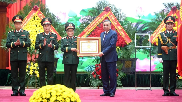 [Foto] Líder partidista de Vietnam entrega título honorífico al contingente militar de logística y técnica