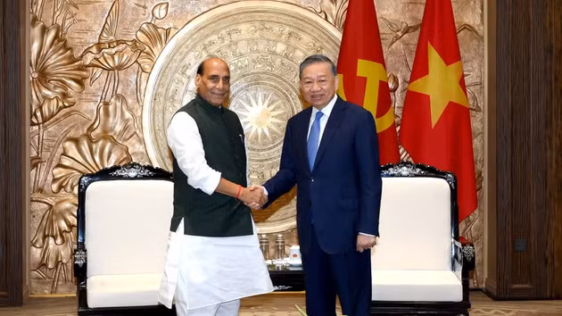 El secretario general del Partido Comunista y presidente de Vietnam, To Lam (derecha), recibe al ministro de Defensa de la India, Rajnath Singh.