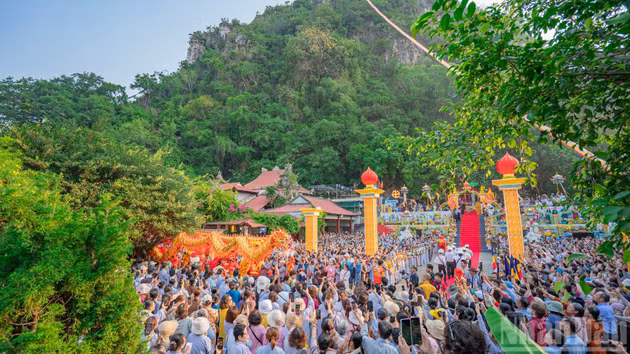 Decenas de miles de personas se congregan al pie del Kim Son (monte del Metal), uno de los constituyentes de Ngu Hanh Son (Montañas de los Cinco Elementos), en Da Nang, para asistir al ritual conmemorativo del nacimiento del bodhisattva Avalokiteshvara.