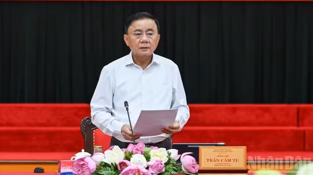 El integrante del Buró Político y miembro permanente del Secretariado del Comité Central del Partido Comunista de Vietnam, Tran Cam Tu, conduce la reunión.