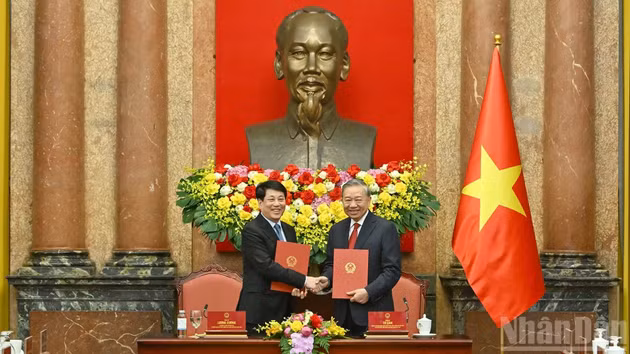 El secretario general del Partido Comunista de Vietnam y presidente del Estado, To Lam (derecha), realiza la transferencia de funciones con el expresidente de la República Luong Cuong.