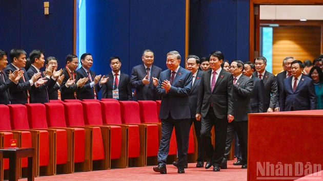 El secretario general del Partido Comunista de Vietnam, To Lam; el presidente del Estado, Luong Cuong; el primer ministro del país, Pham Minh Chinh, y el presidente de la Asamblea Nacional, Tran Thanh Man, junto con otros delegados, llegan a la sesión preparatoria.
