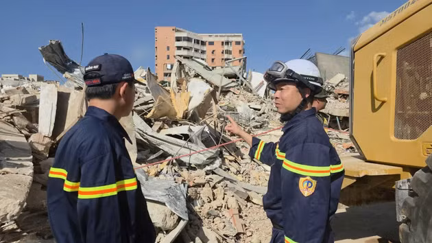 Rescatistas vietnamitas estudian la escena. (Foto: Ministerio de Seguridad Pública de Vietnam)