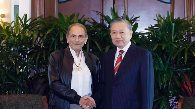 El secretario general del Partido Comunista y presidente de Vietnam, To Lam (derecha), se reúne en Singapur con el presidente de Timor Oriental, José Ramos-Horta.