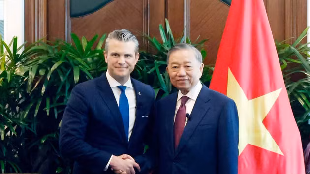 El secretario general del Partido Comunista y presidente de Vietnam, To Lam (derecha), y el secretario de Guerra de Estados Unidos, Pete Hegseth.