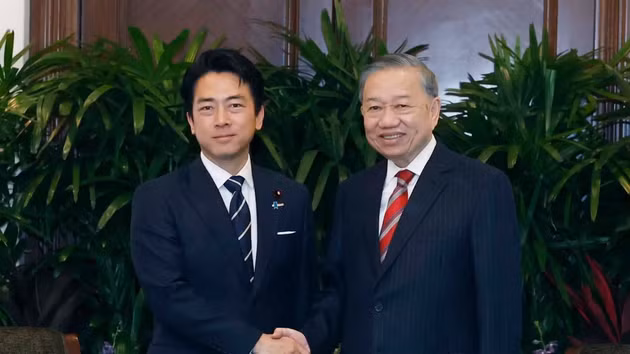 El secretario general del Partido Comunista y presidente de Vietnam, To Lam (derecha), y el ministro de Defensa de Japón, Shinjiro Koizumi.