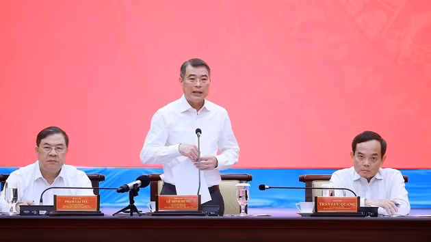 El primer ministro de Vietnam, Le Minh Hung, sostiene una reunión con la Junta Permanente del Comité del Partido Comunista de Vietnam en Ciudad Ho Chi Minh.