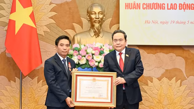 El presidente de la Asamblea Nacional de Vietnam, Tran Thanh Man (derecha), otorga la Orden del Trabajo de primera clase a Nguyen Doan Anh, subtitular de ese cuerpo legislativo.