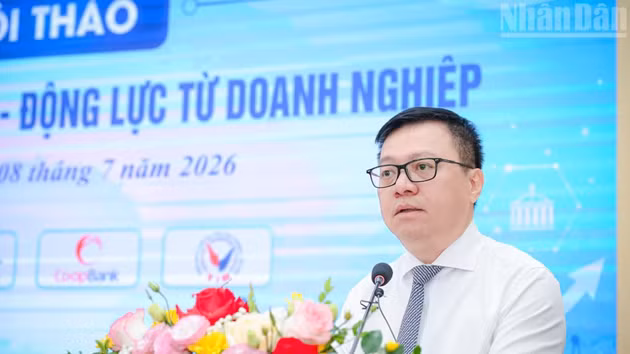 Le Quoc Minh, miembro del Comité Central del Partido Comunista de Vietnam (PCV), presidente-editor del periódico Nhan Dan, subjefe de la Comisión de Propaganda y Movilización de Masas del Comité Central del PCV y titular de la Asociación de Periodistas del país, habla en la cita. (Foto: Nhan Dan)