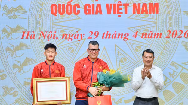 El primer ministro de Vietnam, Le Minh Hung, entrega certificados de reconocimiento y regalos a la selección nacional de fútbol masculino sub-17.