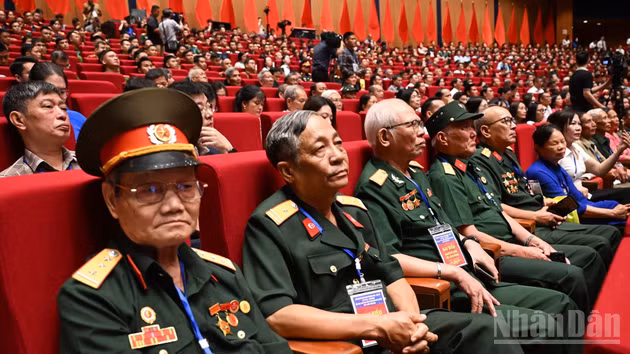 Ciudadanos con servicios meritorios a la Revolución asisten a la conferencia.