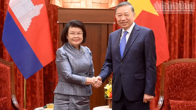 El secretario general del Partido Comunista y presidente de Vietnam, To Lam, recibe a la titular de la Asamblea Nacional de Camboya, Samdech Khuon Sudary.