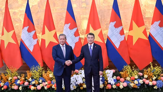 El primer ministro de Vietnam, Le Minh Hung (derecha), recibe a su homólogo de Camboya, Samdech Moha Borvor Thipadei Hun Manet.