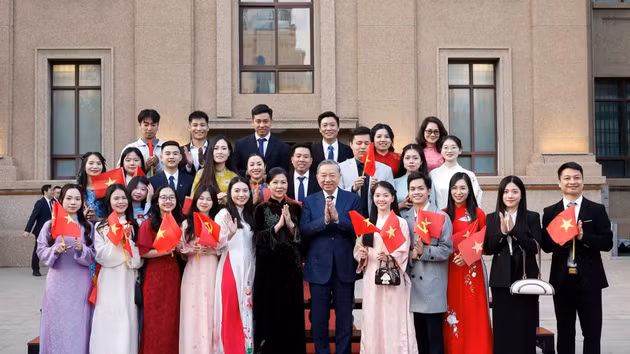 El secretario general del Partido Comunista de Vietnam y presidente del país, To Lam, y su cónyuge, posan junto con empleados de la embajada y demás compatriotas en China.