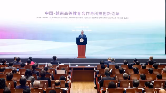 El secretario general del Partido Comunista de Vietnam y presidente del país, To Lam, pronuncia un discurso en la Universidad Tsinghua.