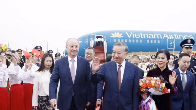 Vista de la ceremonia de bienvenida al secretario general del Partido Comunista de Vietnam y presidente del país, To Lam, y su cónyuge en el Aeropuerto Internacional de Pekín-Capital. (Foto: VNA)