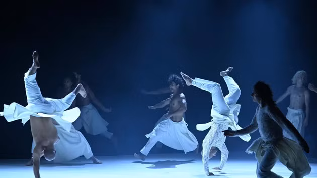 [Foto] Vibrante cultura francesa de gira por Vietnam con la obra “Lo que el día le debe a la noche”