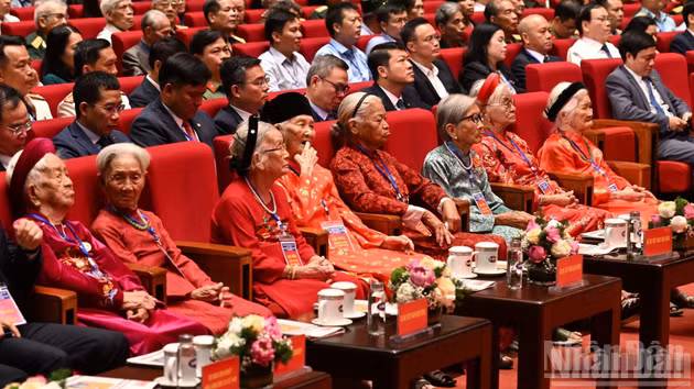 Ciudadanas honradas con el título “Madre Heroica Vietnamita” (primera fila) asisten a la conferencia.