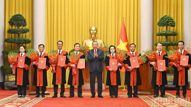 El secretario general del Partido Comunista de Vietnam y presidente del país, To Lam, entrega decisiones de nombramiento a jueces del Tribunal Popular Supremo.