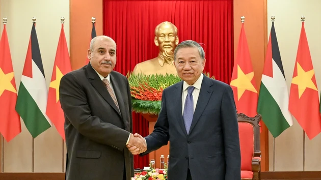 El secretario general del Partido Comunista de Vietnam, To Lam (derecha), y el presidente de la Cámara de Representantes de Jordania, Mazen Turki El Qadi.