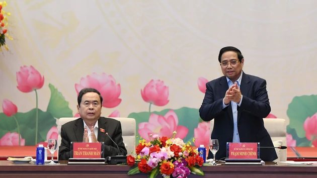 El secretario del Comité del Partido Comunista de Vietnam en el Gobierno y primer ministro, Pham Minh Chinh (de pie), y el secretario del Comité del Partido en la Asamblea Nacional y presidente de esta entidad, Tran Thanh Man, conducen la conferencia.