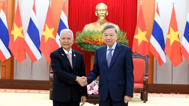 El secretario general del Partido Comunista y presidente de Vietnam, To Lam (derecha), recibe al titular de la Asamblea Nacional y de la Cámara de Representantes de Tailandia, Sophon Zaram.