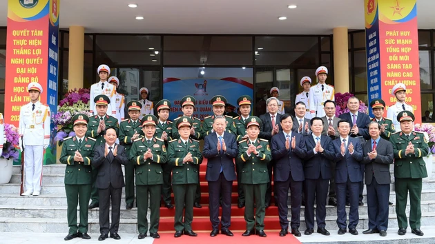 El secretario general del Partido Comunista de Vietnam, To Lam, y delegados a la reunión.