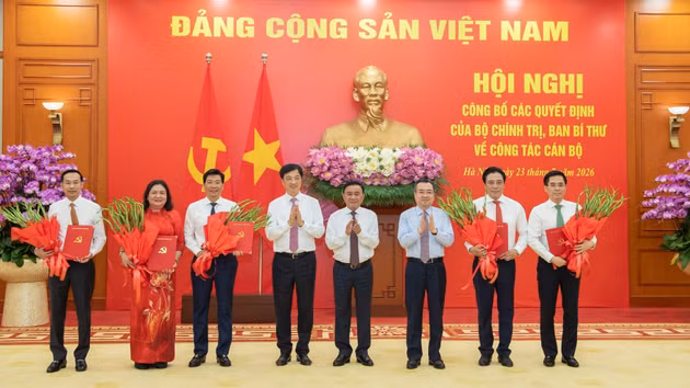 El integrante del Buró Político y miembro permanente del Secretariado del Comité Central del Partido Comunista de Vietnam, Tran Cam Tu, entrega decisiones del Buró Político y del Secretariado en materia de personal a los funcionarios asignados.