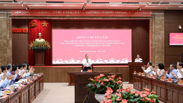 Vista de la reunión entre el secretario general del Partido Comunista y presidente de Vietnam, To Lam, y el Comité del Partido en Hanói.