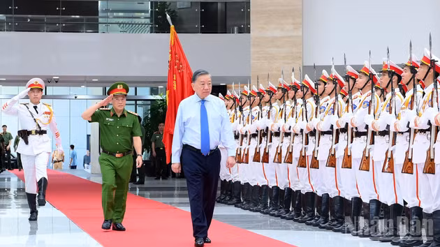 [Foto] Mandatario vietnamita presencia conmemoración de 64º aniversario de la Policía Popular