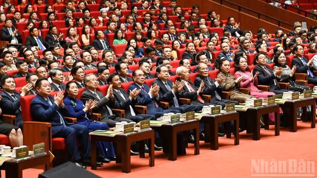 Dirigentes y exdirigentes del Partido y del Estado vietnamitas, junto con demás delegados, presencian la inauguración del IX Congreso Nacional de la Asociación de Agricultores del país.
