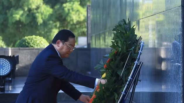[Foto] Premier laosiano rinde homenaje a Presidente Ho Chi Minh y combatientes caídos en defensa de Vietnam