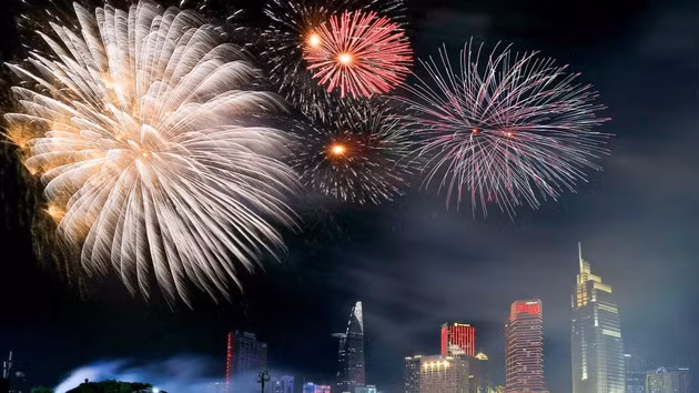 Fuegos artificiales dan brillo al cielo nocturno de Ciudad Ho Chi Minh en celebración del 50º aniversario de su rebautizo.