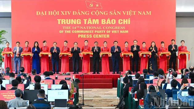 El integrante del Buró Político y miembro permanente del Secretariado del Comité Central del Partido Comunista de Vietnam, Tran Cam Tu, y delegados cortan la cinta inaugural del Centro de Prensa al servicio del XIV Congreso Nacional del Partido.