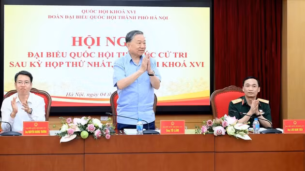 El secretario general del Partido Comunista de Vietnam y presidente del país, To Lam, se reúne con votantes de la circunscripción electoral 1 en Hanói, en ocasión del término del primer período de sesiones de la Asamblea Nacional de la XVI legislatura.