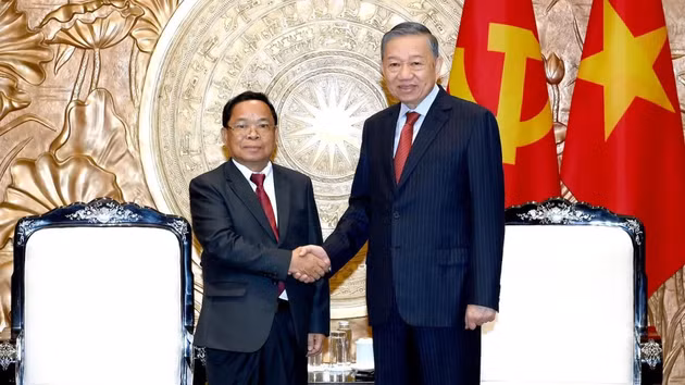 El secretario general del Partido Comunista y presidente de Vietnam, To Lam (derecha), recibe a Khamphan Phommathat, miembro del Buró Político del Comité Central del Partido Popular Revolucionario, viceprimer ministro y titular de Justicia de Laos.