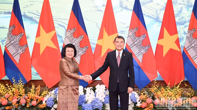 El primer ministro de Vietnam, Le Minh Hung, y la presidenta de la Asamblea Nacional de Camboya, Samdech Khuon Sudary. (Foto: Nhan Dan)