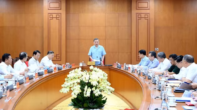 El secretario general del Partido Comunista y presidente de Vietnam, To Lam, conduce la reunión.