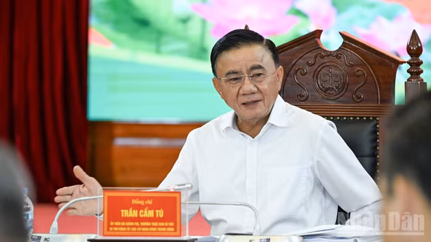 Tran Cam Tu, integrante del Buró Político, miembro permanente del Secretariado del Comité Central del Partido Comunista de Vietnam (PCV) y secretario del Comité del PCV de las agencias centrales, habla en la conferencia.