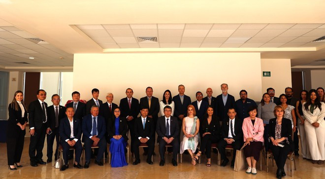 La delegación vietnamita y representantes de empresas locales (Foto: VNA) La delegación vietnamita y representantes de empresas locales (Foto: VNA)