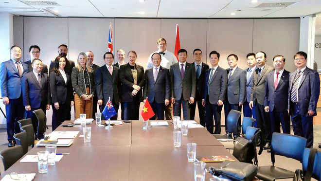 Los delegados de ambos países. (Foto: VNA) Los delegados de ambos países. (Foto: VNA)