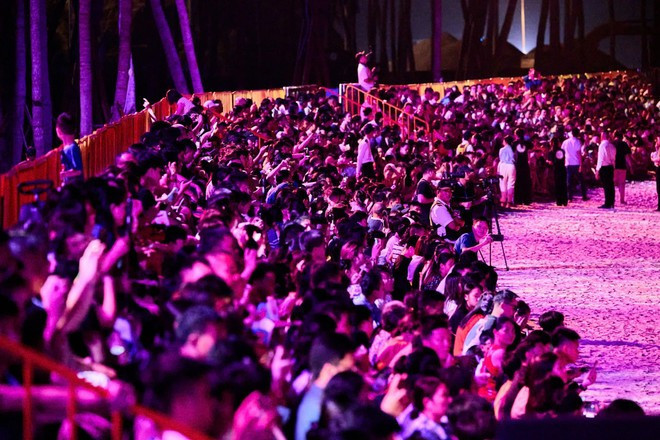 Las gradas estaban repletas la noche del estreno. (Foto: Sun Group)